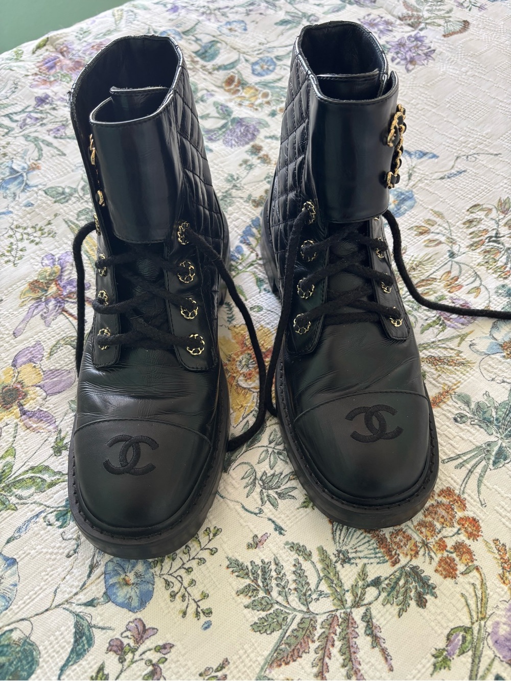 CHANEL 21A Black Quilted Leather Lace-Up Boots with Gold Chain CC - Picture 4 of 10